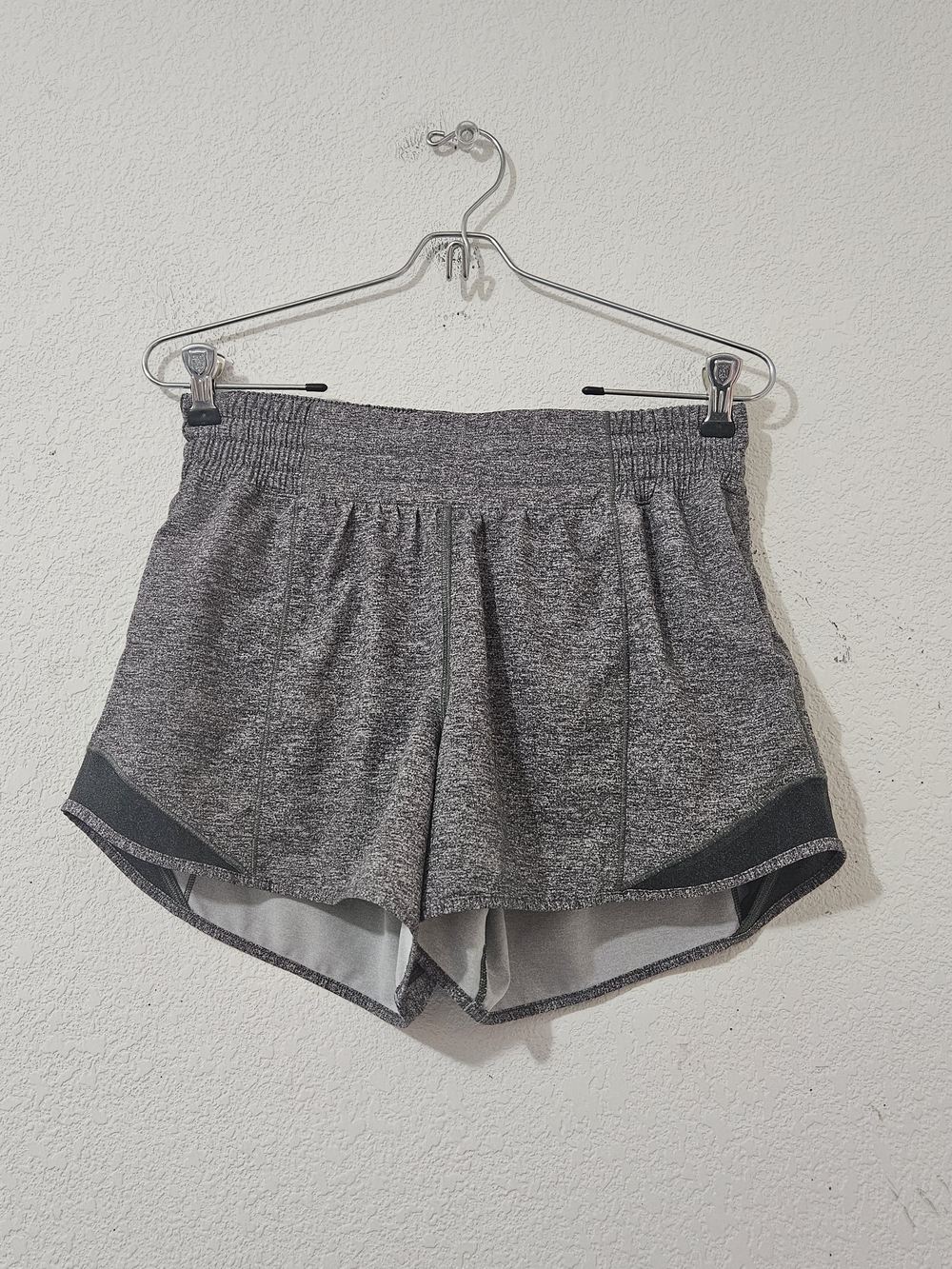 Lululemon Hotty Hot Shorts Size 6 - Picture 3 of 7